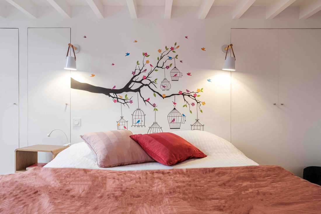 Détail de la décoration de la chambre parentale dans un loft