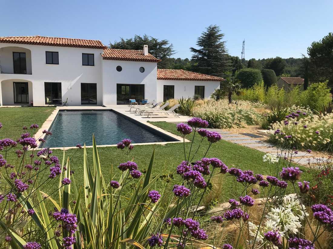 Jardin d'une villa avec piscine 