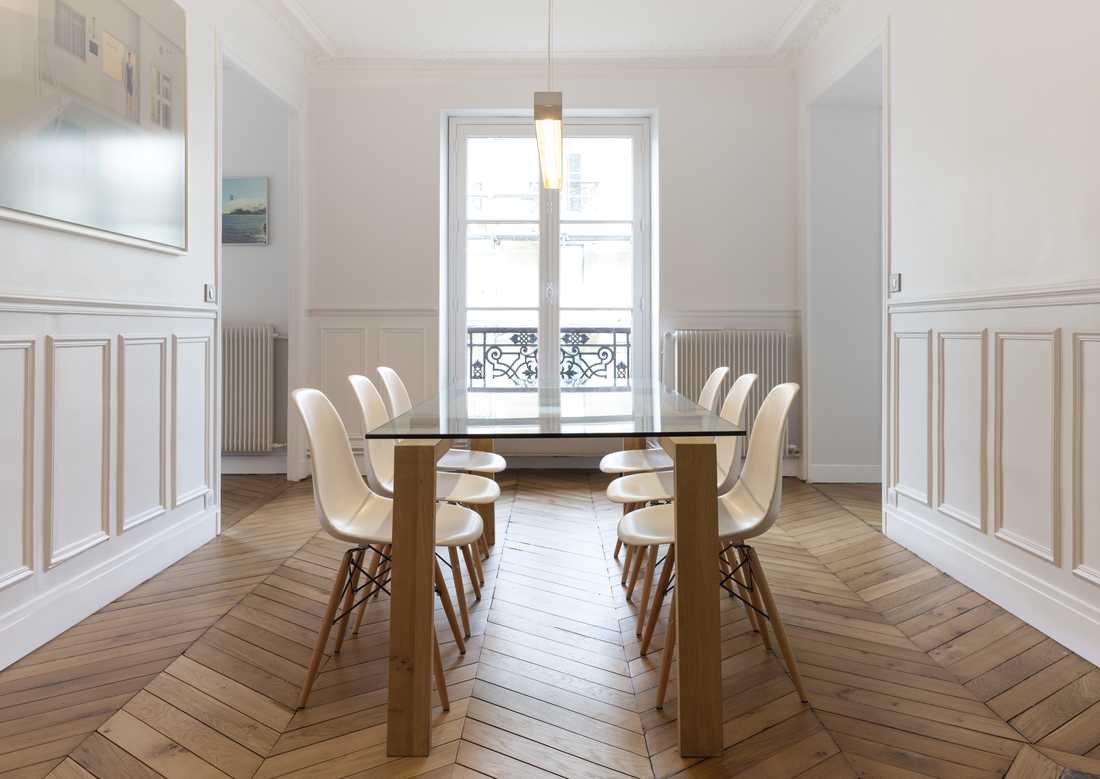 Salle à manger d'un appartement haussmannien rénové dans le nord des Alpes et à la frontière suisse