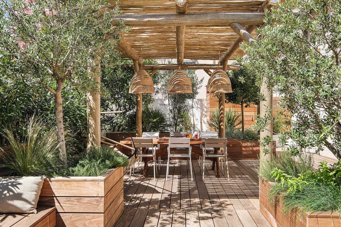 Aménagement d'une terrasse en bois par un jardinier paysagiste à Annecy