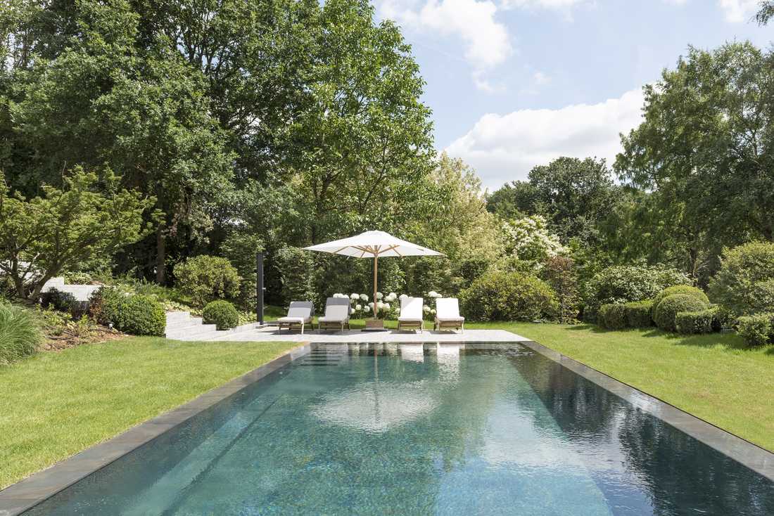 Piscine d'un jardin à débordement concu par un paysagiste à Annecy