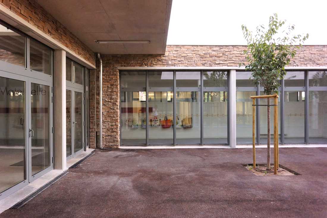 Cour intérieure de l'école conçu par un architecte en Haute-Savoie