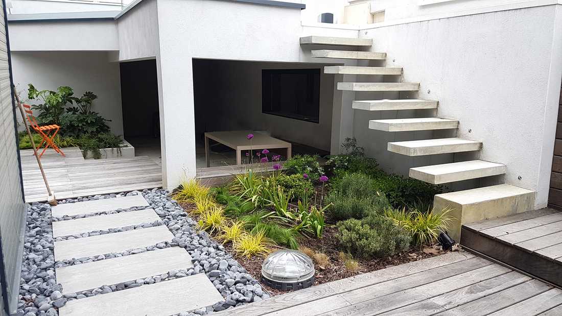 Jardin contemporain aménagé par un jardinier paysagiste à Annecy