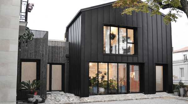 Extension contemporaine d'une maison de ville réalisée par un architecte rville