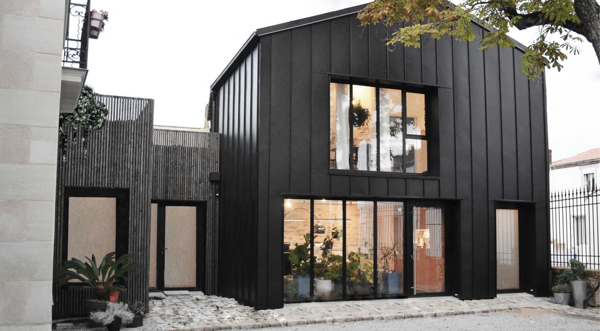 Extension contemporaine d'une maison de ville réalisée par un architecte à Annecy