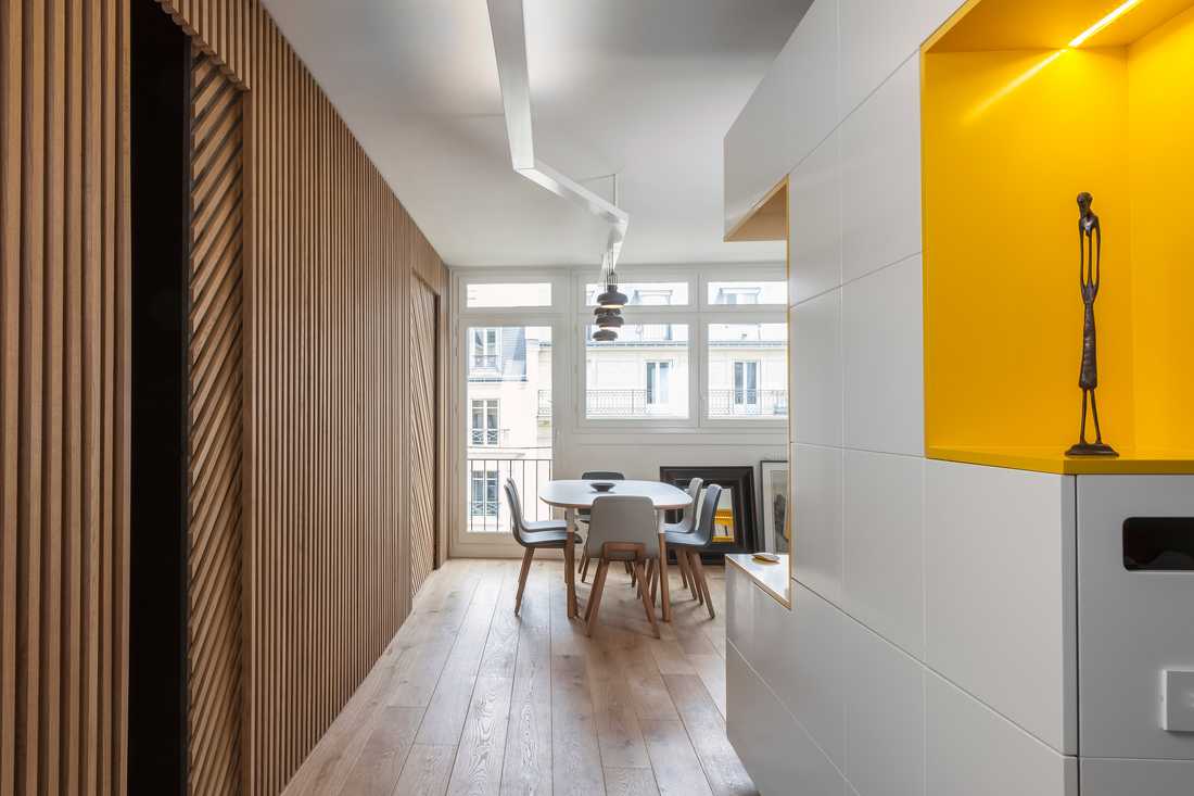 Entrée et pièce à vivre ouverte de l'appartement avec luminaire sur mesure