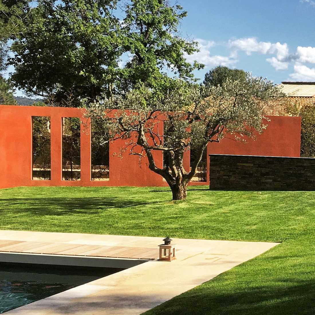 Mur rouge brise vue dans le jardin méditerrannéen