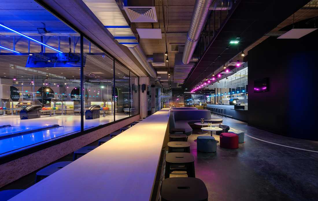 Restaurant - bar d'un bowling aménagé par un architecte en Haute-Savoie