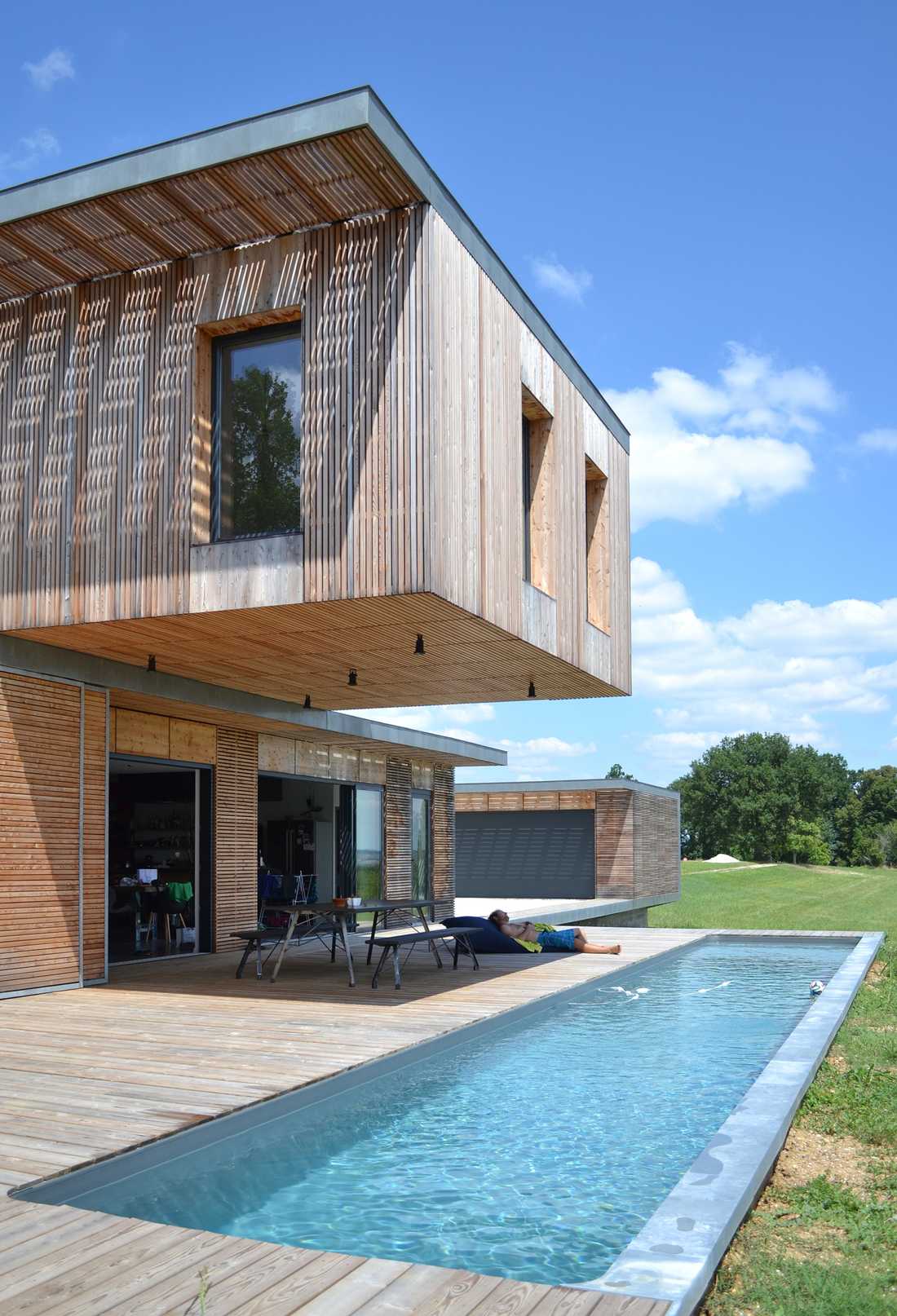 Maison contemporaine bois et béton par un architecte dans le nord des Alpes et à la frontière suisse