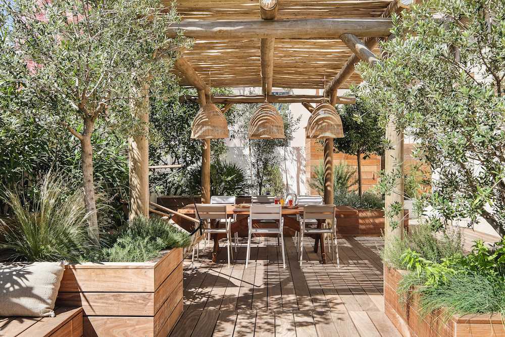 Aménagement d'une terrasse en bois - esprit méditérranéen - coin repas en bois