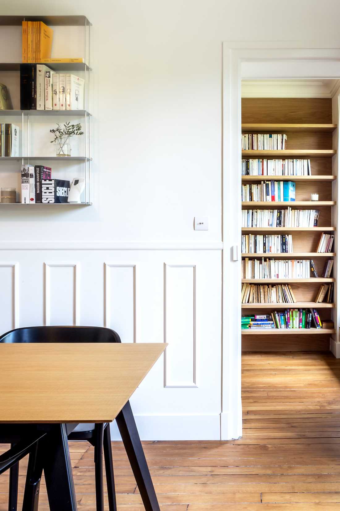 Circulation dans un appartement haussmannien renové par un architecte d'intérieur à Annecy