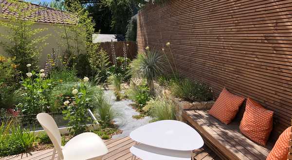 Micro-jardin urbain aux massifs naturalistes à Annecy