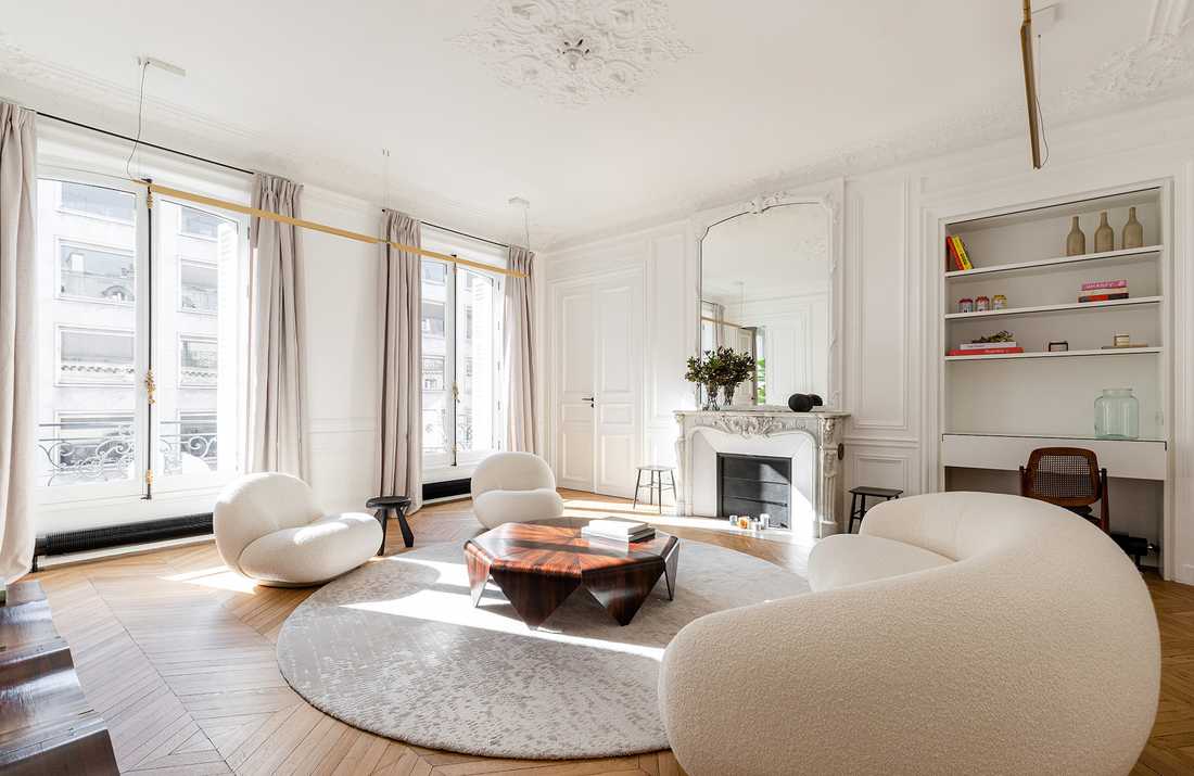 Aménagement du séjour d'un appartement familial haussmannien avec un canapé JULEP Tacchini