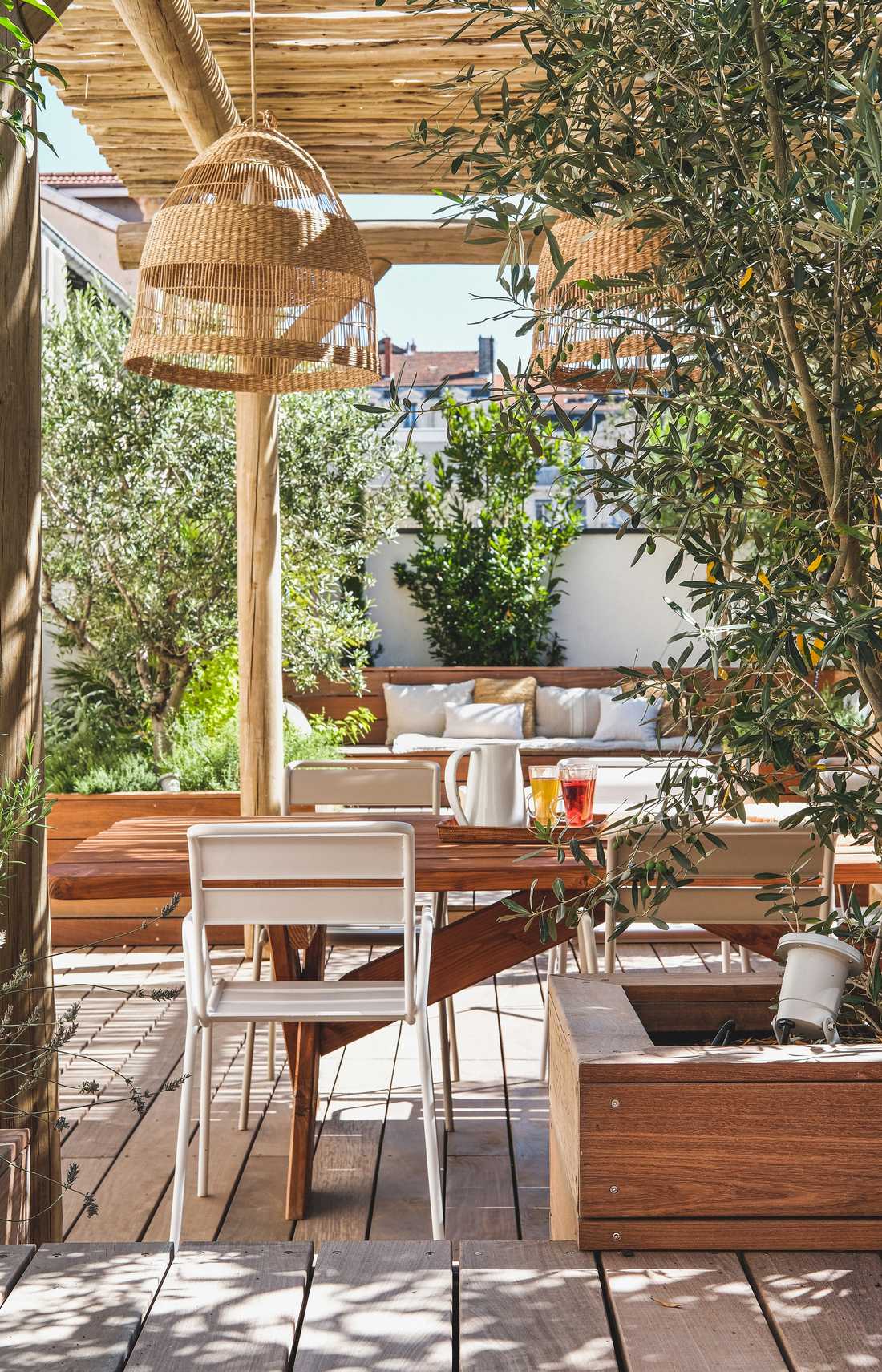 Terrasse en bois dans un appartement à Annecy conçu par un jardinier paysagiste