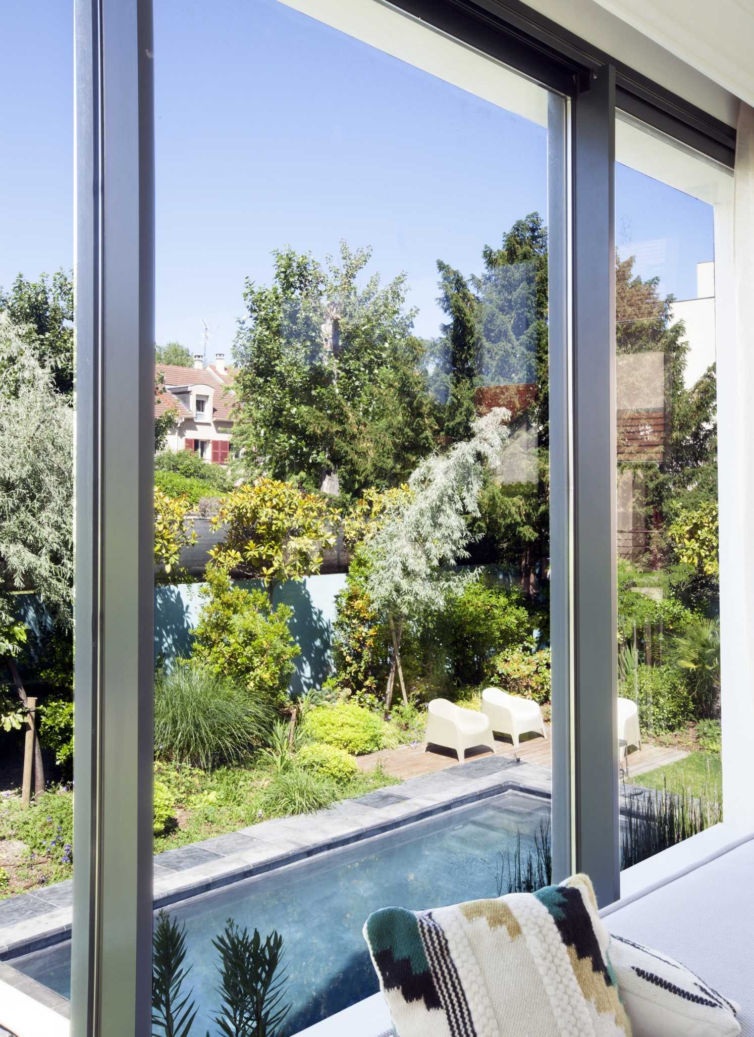 Jardin avec piscine aménagé par un paysagiste en Haute-Savoie (74)