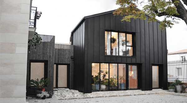 Extension contemporaine d'une maison ancienne par un architecte à Annecy