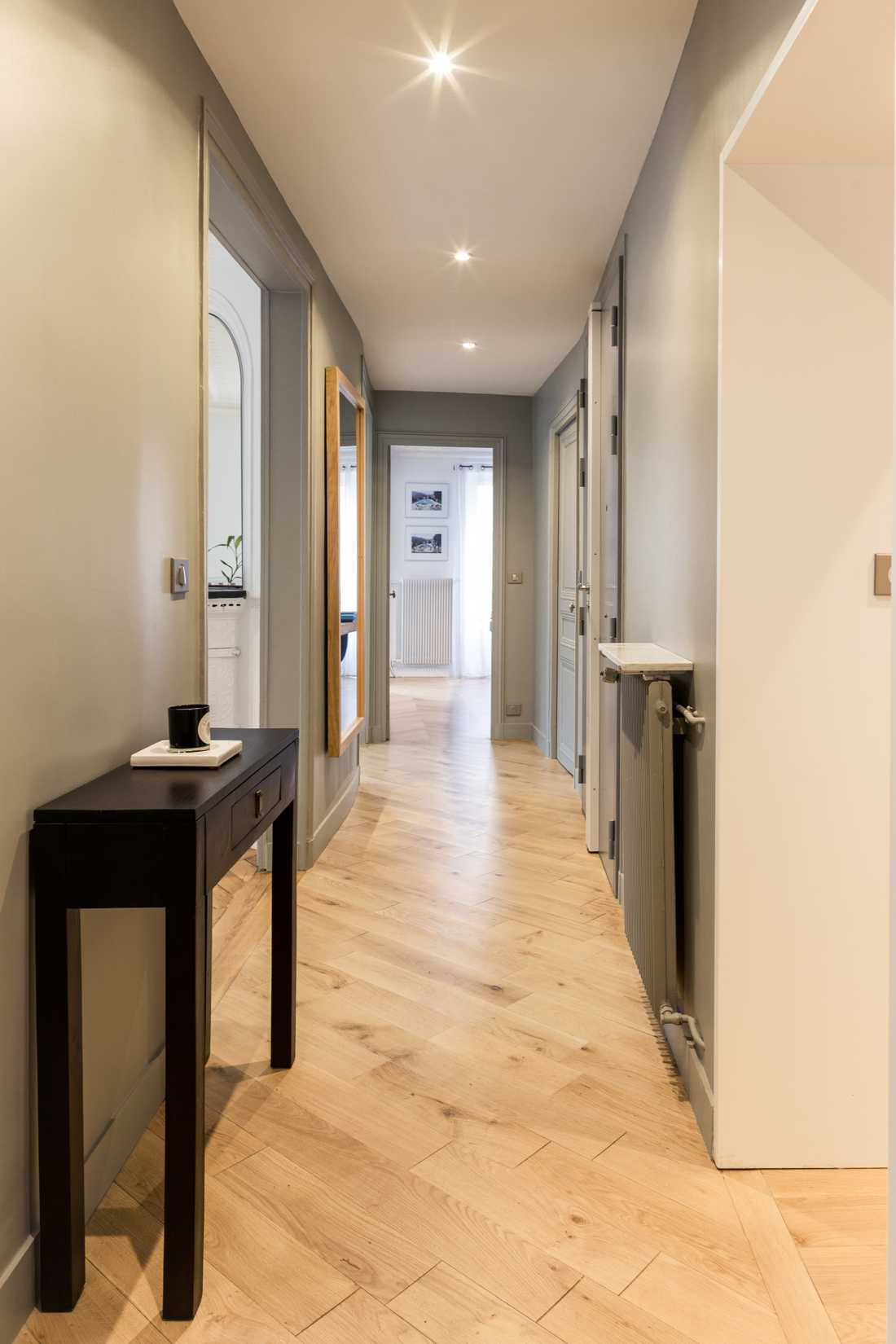 Couloir d'un appartement haussmannien renovée par un architecte d'interieur à Annecy