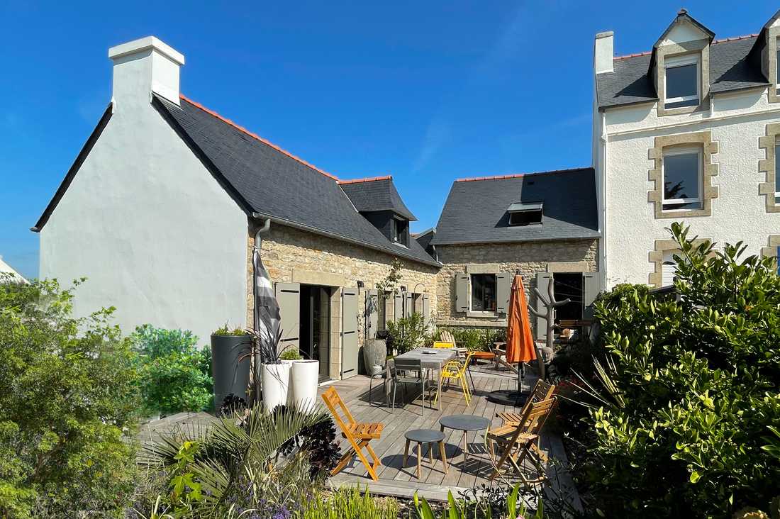 Terrasse d'une maison de pêcheur en pierre bretonne après rénovation par un architecte