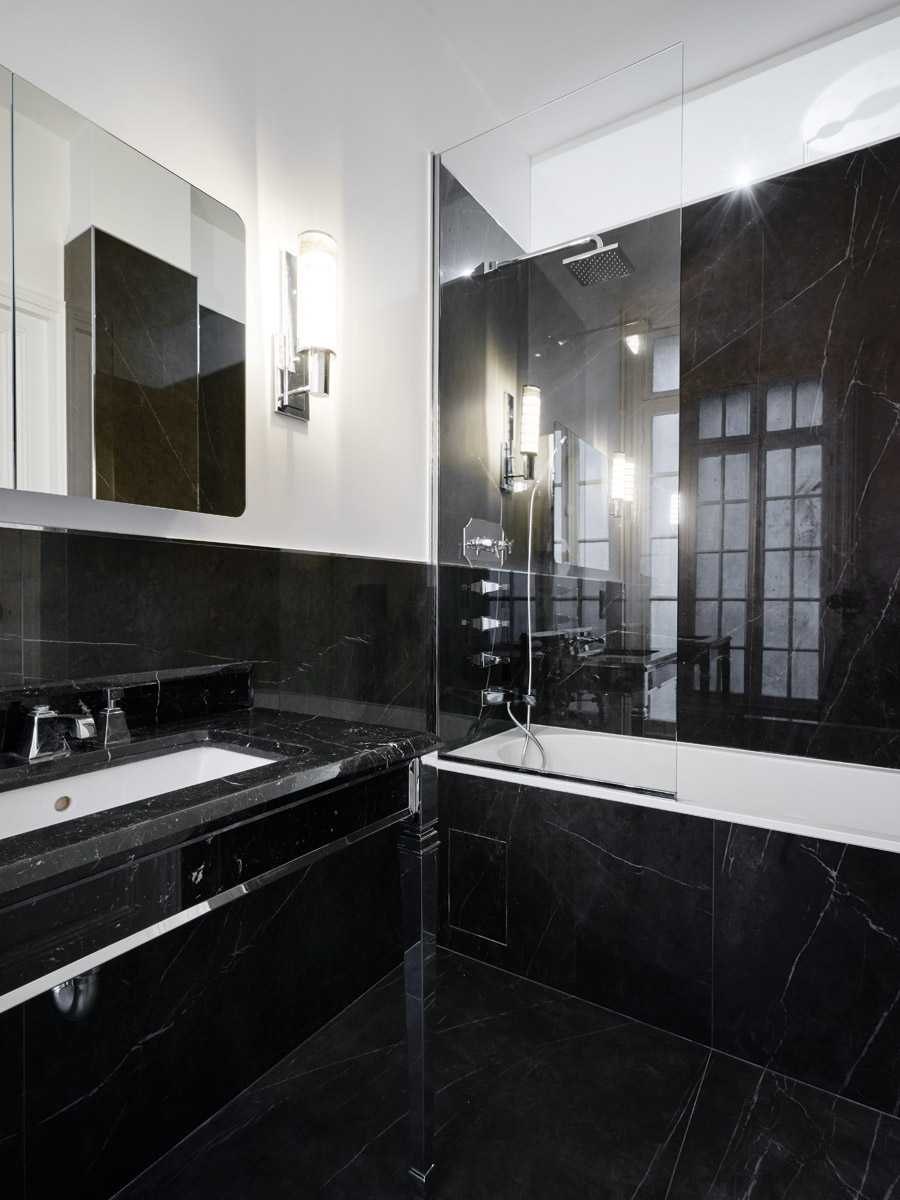 Salle de bain noire design en Haute-Savoie