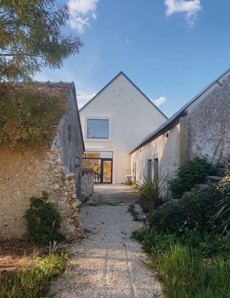 Réhabilitation d'une grange en maison par un architecte dans le nord des Alpes et à la frontière suisse