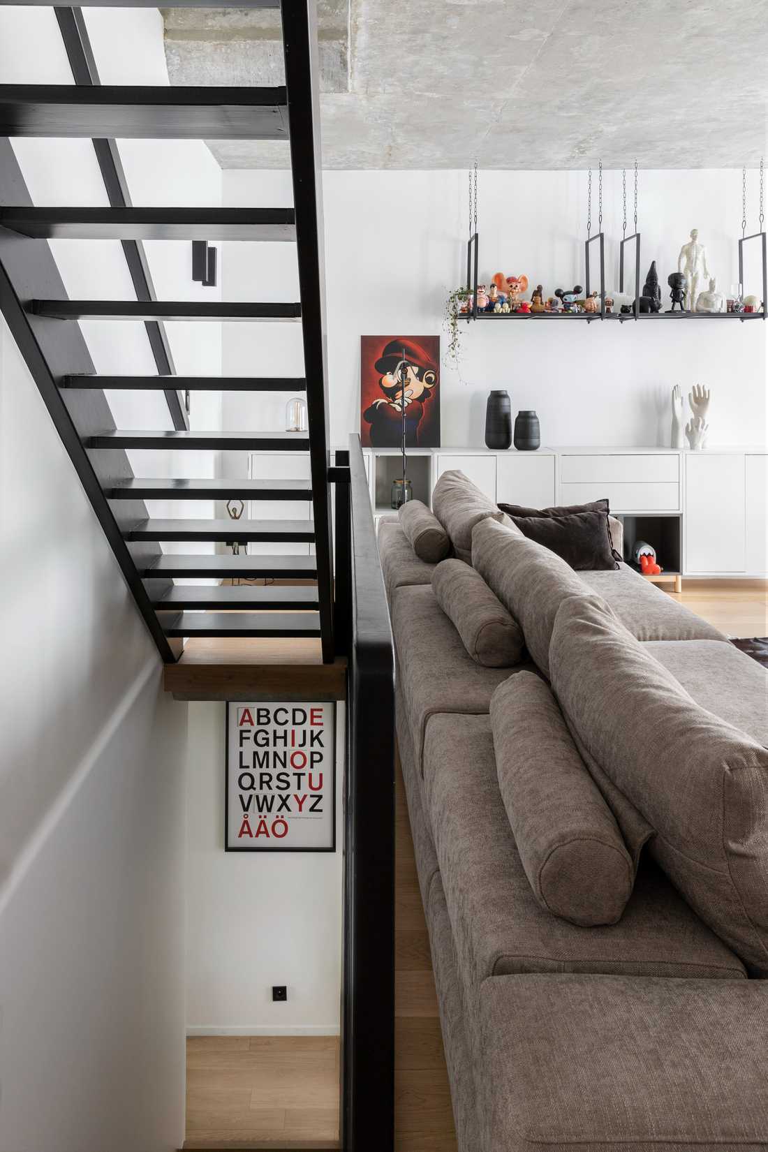 Escalier intérieur d'un triplex conçu par un architecte à Annecy