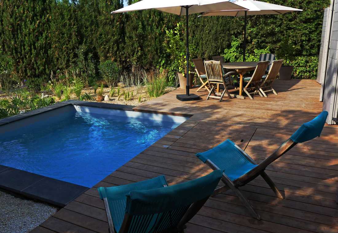 Micro-piscine dans un jardin écologique en Haute-Savoie