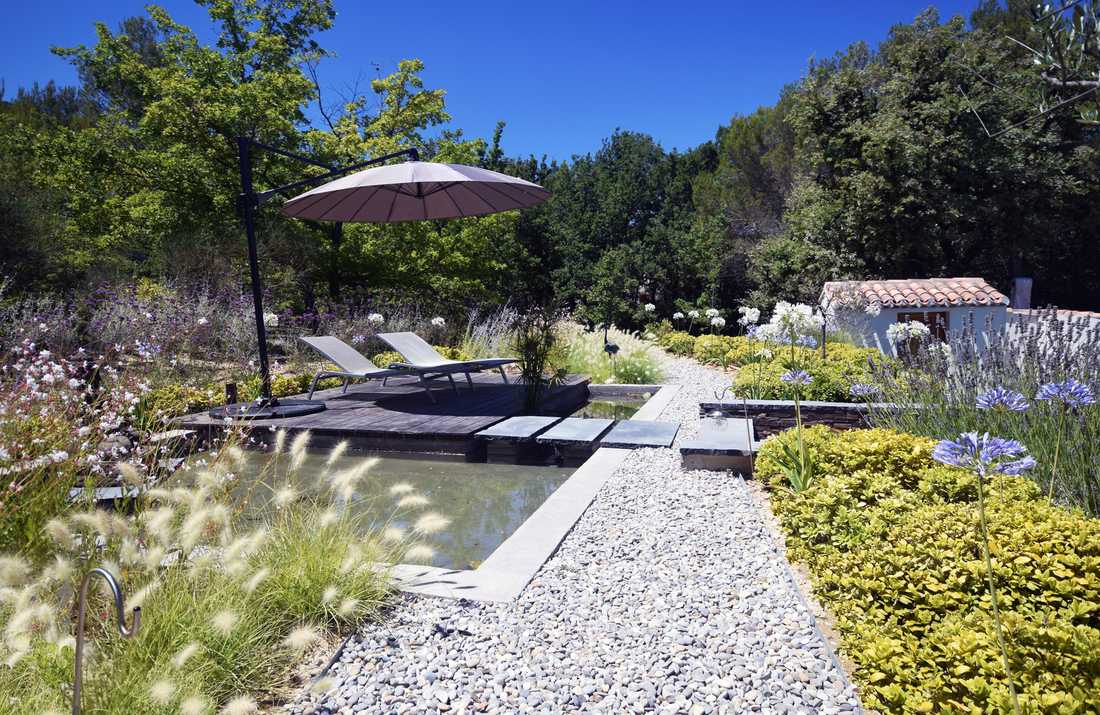 Aménagement d'un jardin méditerranéen avec piscine à Annecy