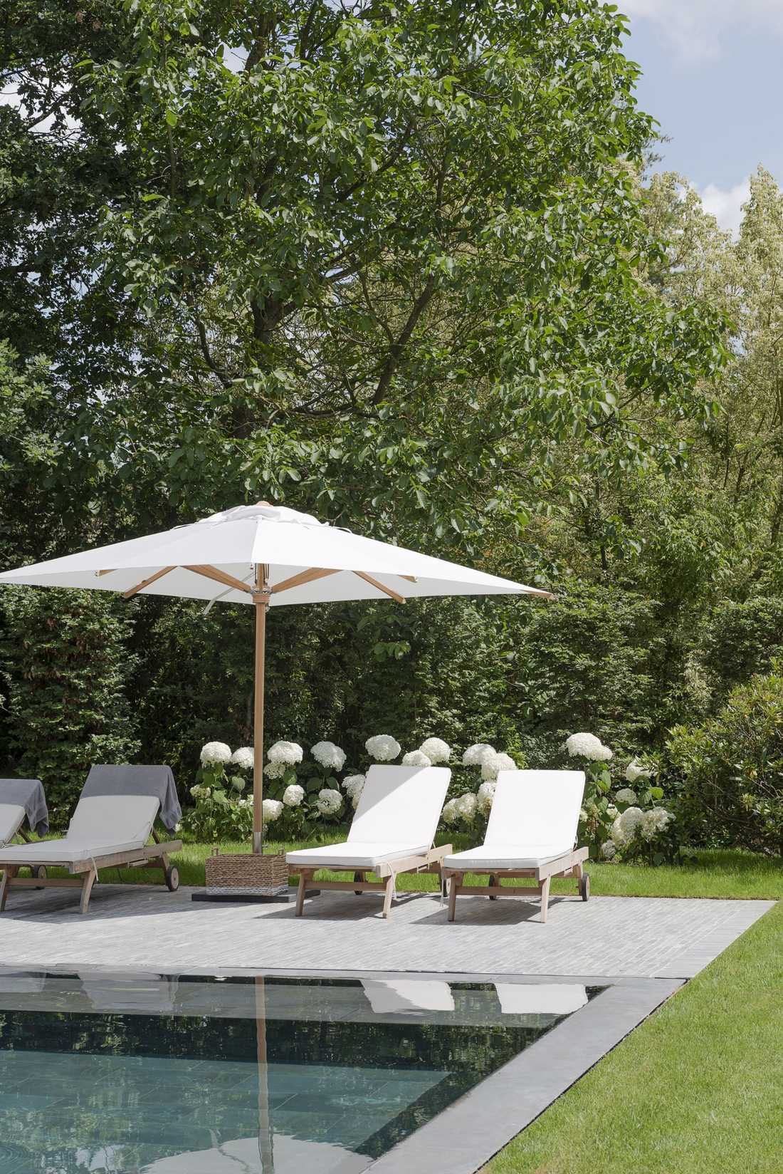 Mobilier de jardin au niveau de l'abord de la piscine