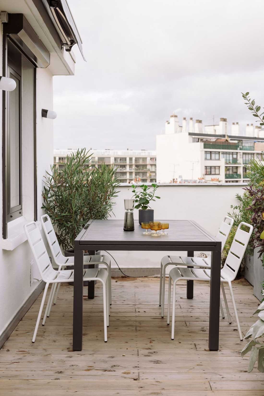 Coin repas sur la terrasse de l'appartement à Annecy