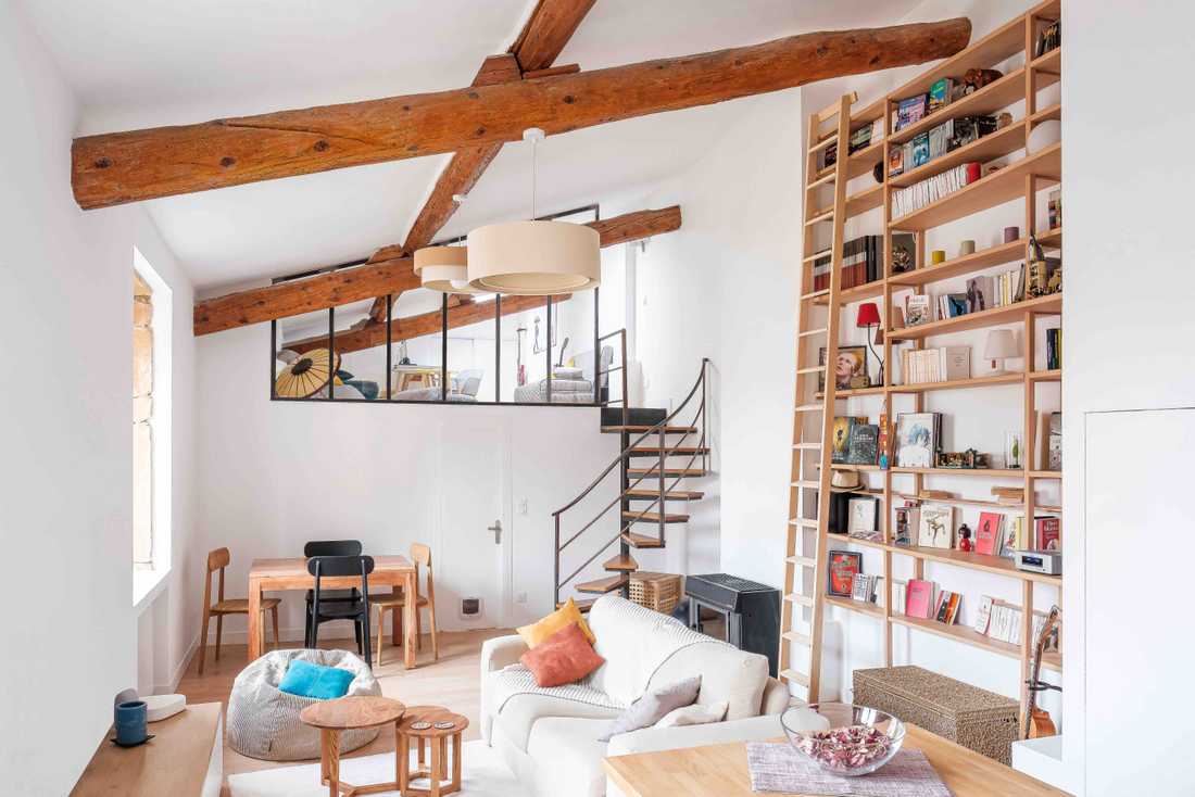 Bibliotheque sur mesure en bois dans un loft rénové par un architecte d'intérieur