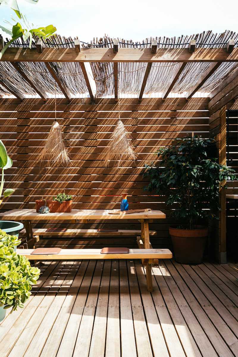 Aménagement d'un appartement rooftop avec 2 terrasses - la terrasse avec table ombragée