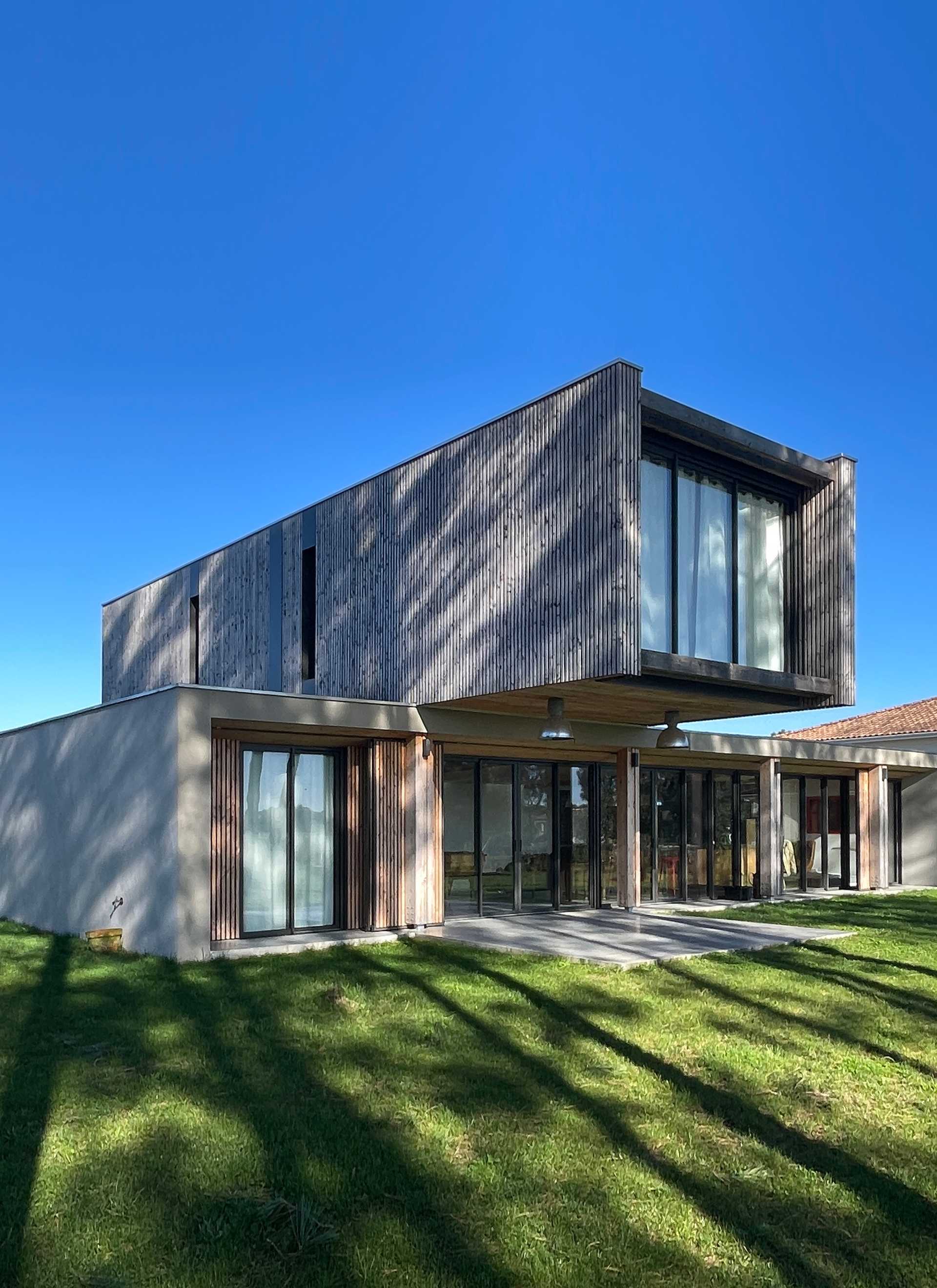 Maison contemporaine réalisée par un architecte à la frontière suisse