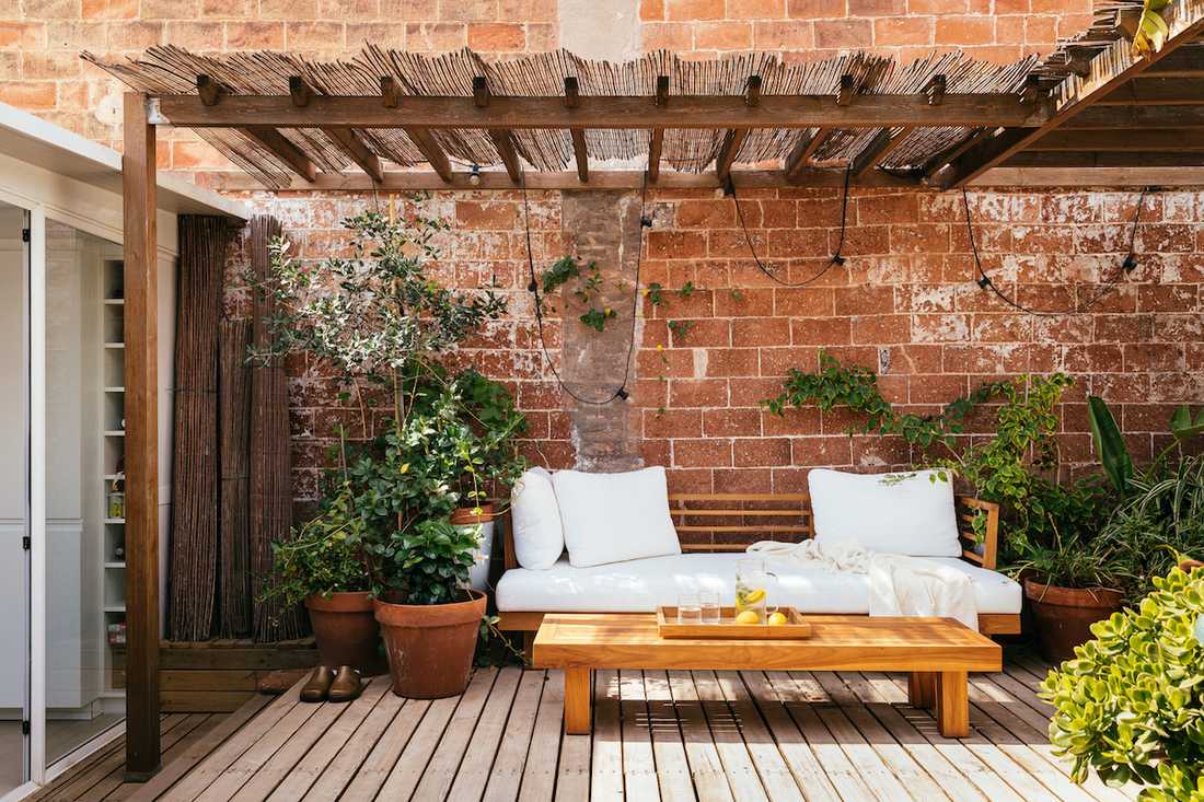 Aménagement d'un appartement rooftop avec 2 terrasses - la terrasse avec canapé