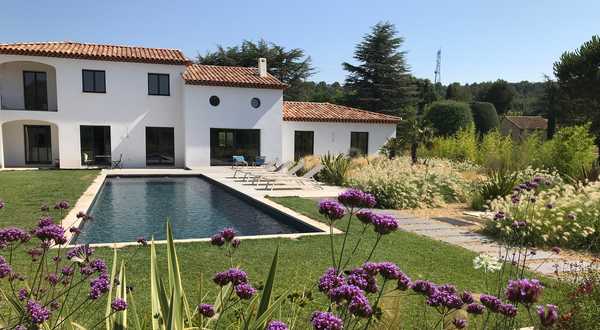 Aménagement d'un jardin méditerranéen avec une piscine par un paysagiste